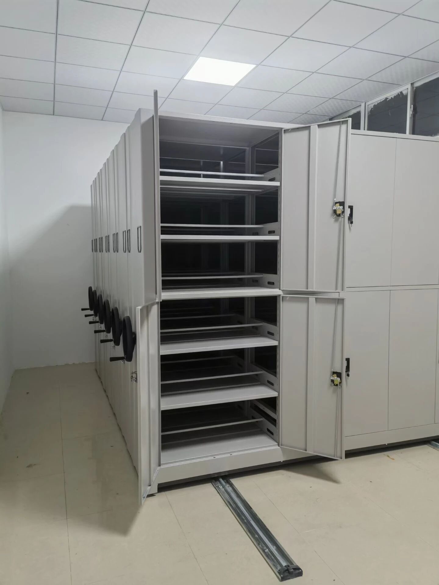 Mobile Shelving System (5) Mobile Shelving System (5)